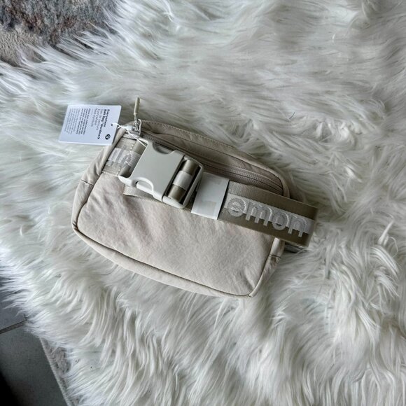 Lululemon Everywhere Belt Bag 1L - Picture 3 of 4